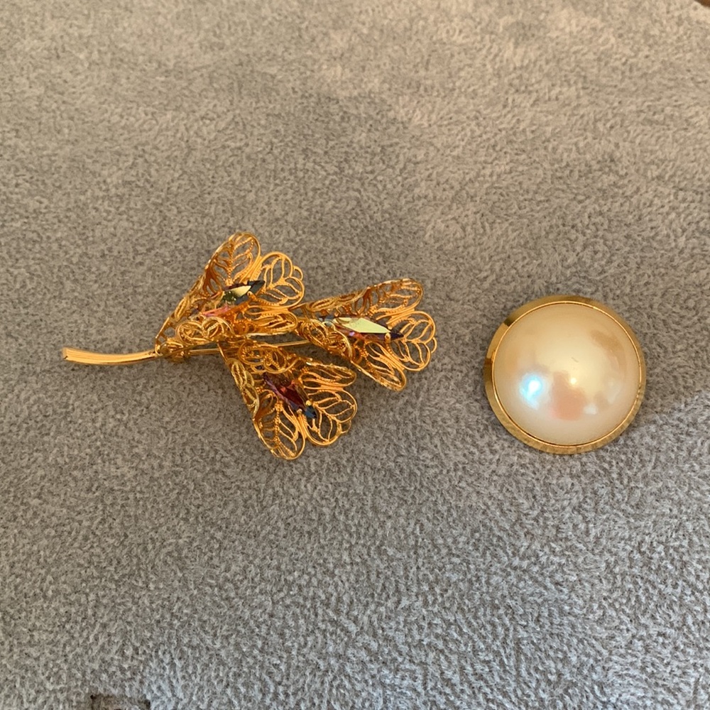 Two gold vintage brooches
